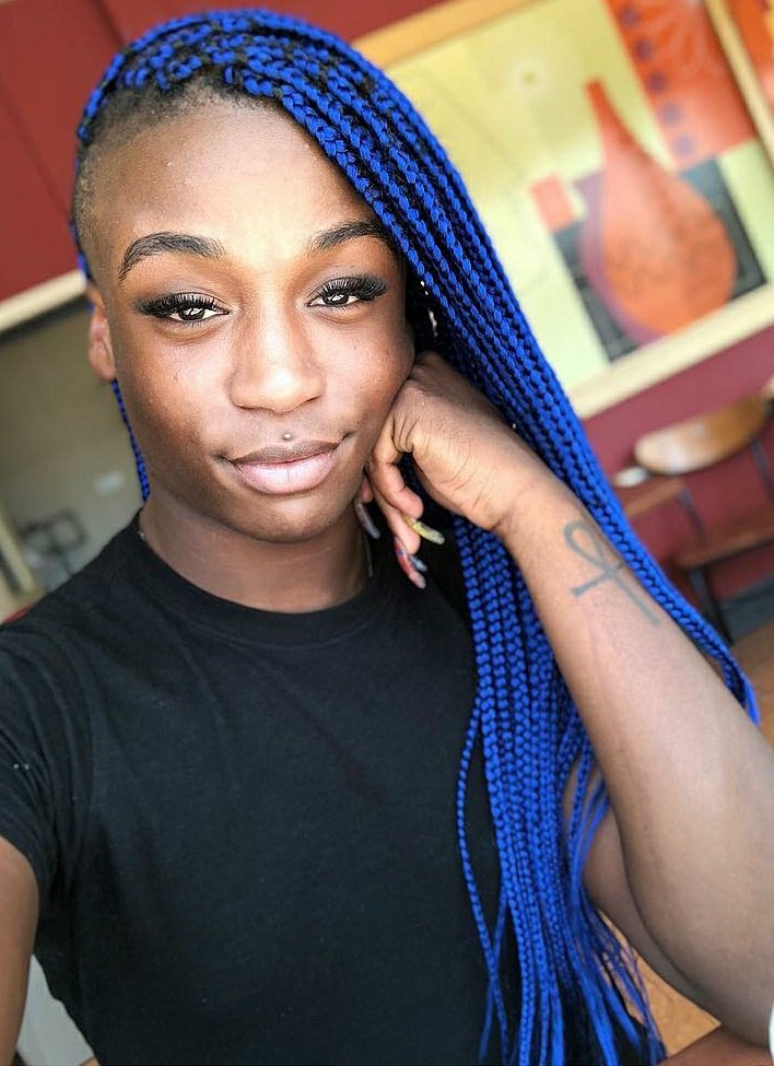 Черные трансгендеры. Негр с синими волосами. Негритянка с синими волосами. Чернокожие трансвеститы. Афро трансгендеры.